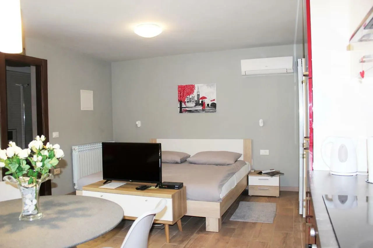 公寓 Apartmani Zuzic 波雷奇