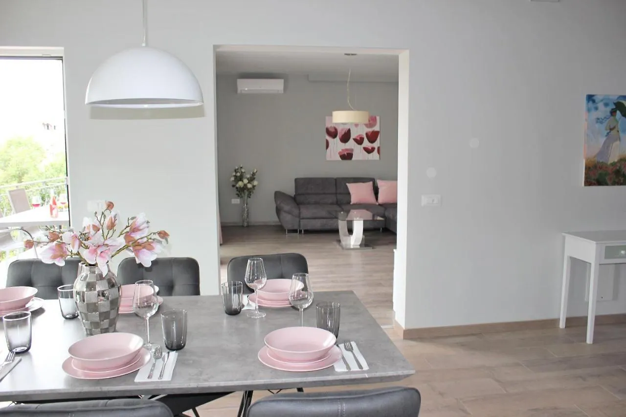 Apartmani Zuzic 포레치 아파트